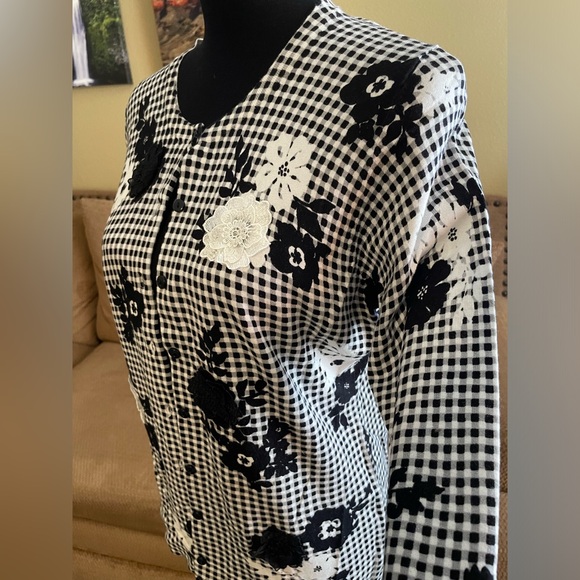 Charter Club NWT  black and white appliqué floral cardigan  - checkered sz L - Picture 2 of 9